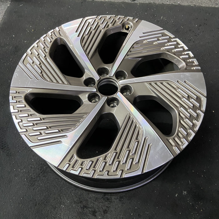 24" NAVIGATOR 25 24x9.5, , angled spoke Original OEM Wheel Rim - Close-Up Detail