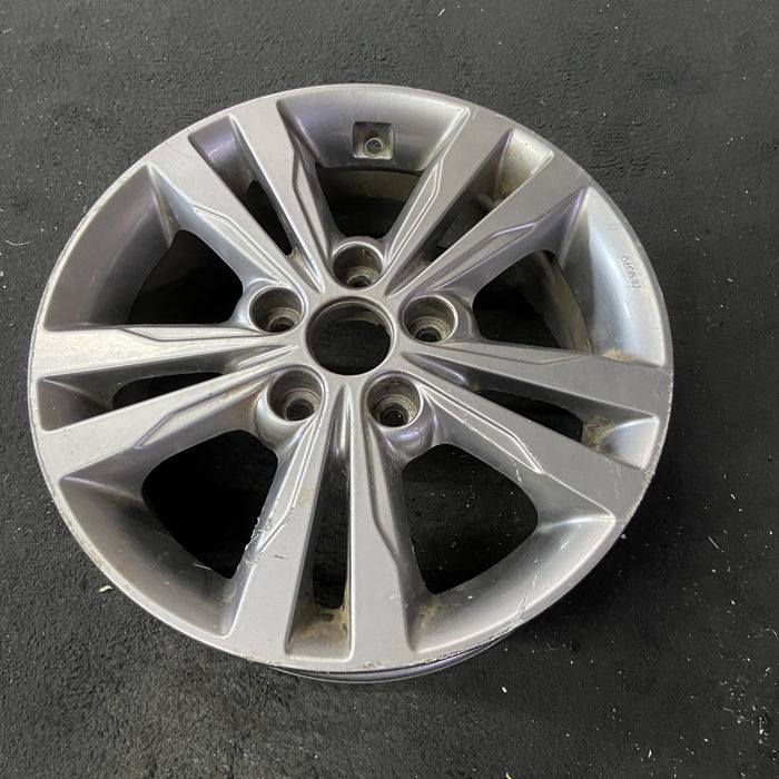 16" ELANTRA 17 16x6.5, alloy, Sdn Original OEM Wheel Rim - Close-Up Detail