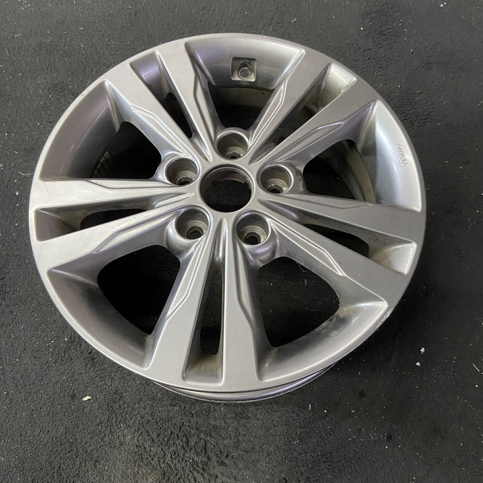 16" ELANTRA 17 16x6.5, alloy, Sdn Original OEM Wheel Rim - Close-Up Detail