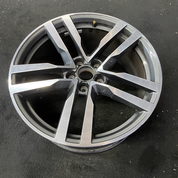 19" AUDI TT 16 Base, 19x9 , , straight spokes Original OEM Wheel Rim - Close-Up Detail