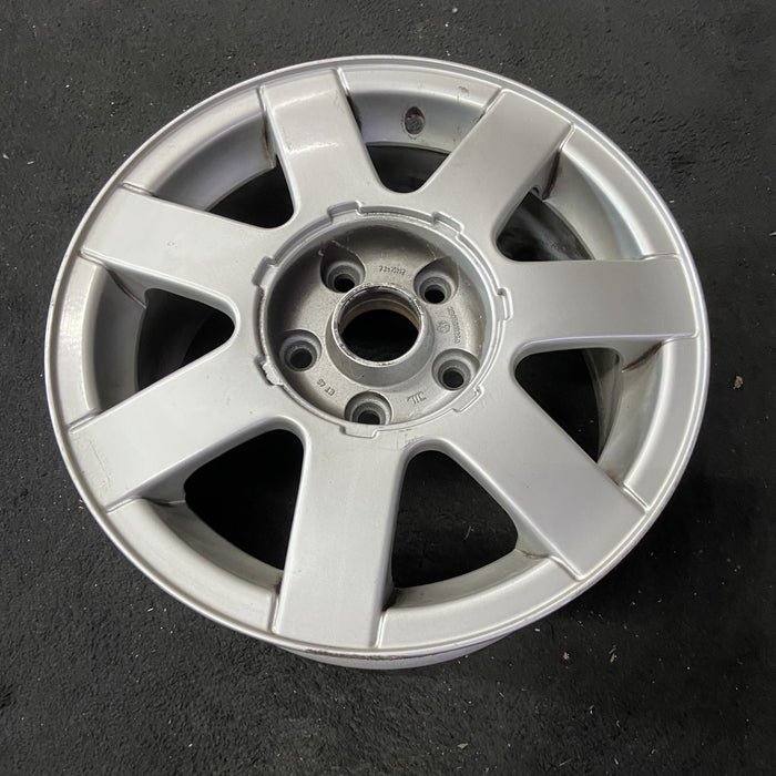 15" PASSAT 01 thru VIN 049999, 15x7 , 7 spoke Original OEM Wheel Rim - Close-Up Detail