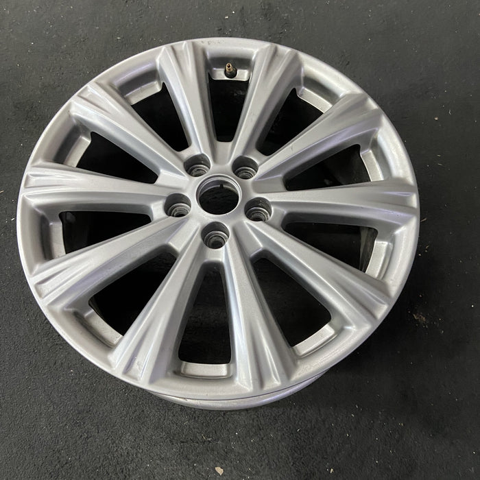 18" ESCAPE 17-18 18x7.5 , 10 spoke Original OEM Wheel Rim - Close-Up Detail