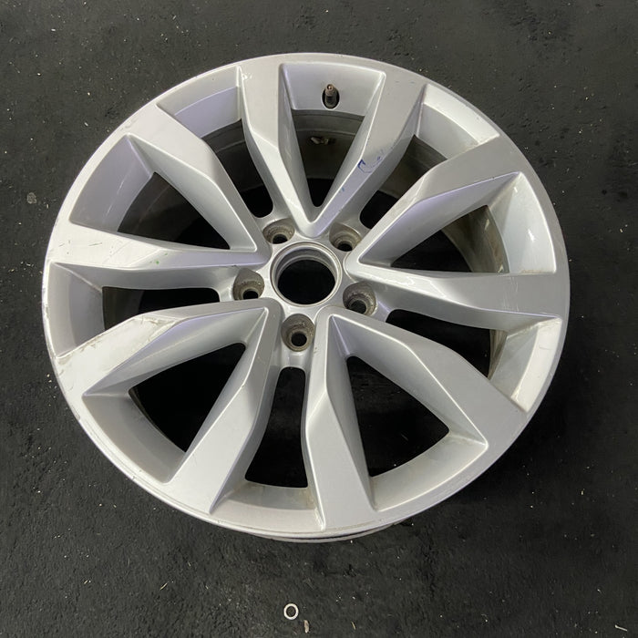 17" BEETLE 13-16 17x7 , exposed lug nuts, Original OEM Wheel Rim - Close-Up Detail