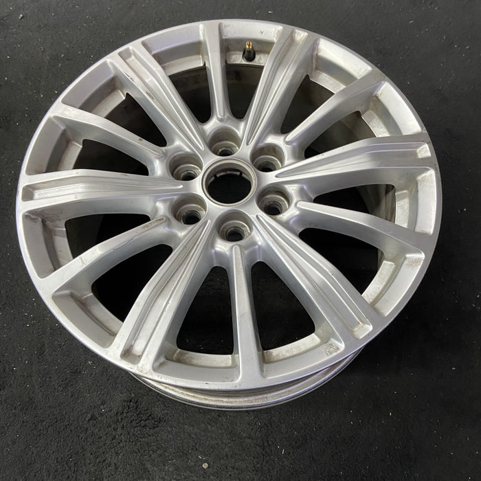 18" XT5 17-19 18x8, Original OEM Wheel Rim - Close-Up Detail