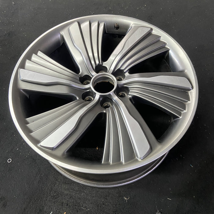 22" NAVIGATOR 18-19 22x9.5, , 6 spoke Original OEM Wheel Rim - Close-Up Detail
