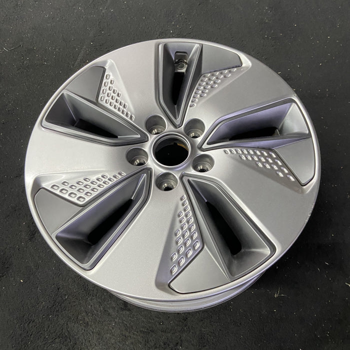 17" KONA ELECTRIC 19-21 Original OEM Wheel Rim - Close-Up Detail