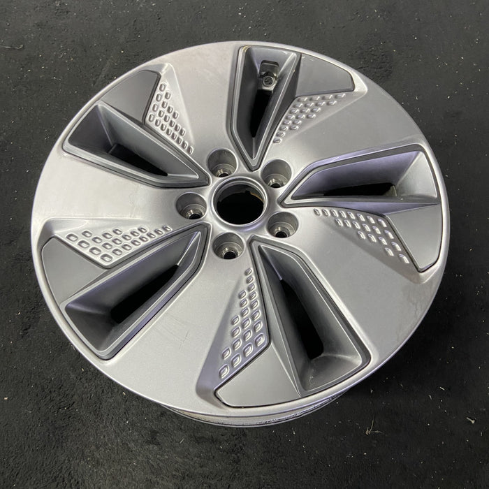 17" KONA ELECTRIC 19-21 Original OEM Wheel Rim - Close-Up Detail