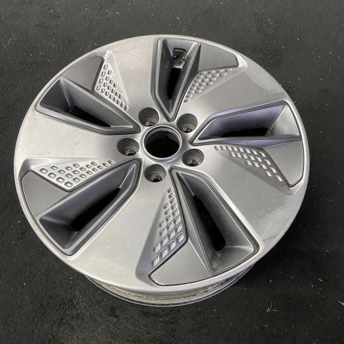 17" KONA ELECTRIC 19-21 Original OEM Wheel Rim - Close-Up Detail