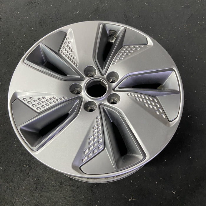17" KONA ELECTRIC 19-21 Original OEM Wheel Rim - Close-Up Detail