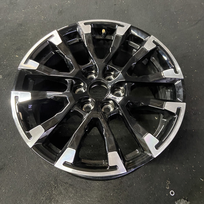 18" TRAVERSE 24 , 18x7.5, gloss black Original OEM Wheel Rim - Close-Up Detail