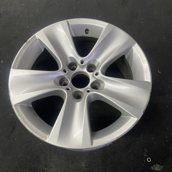 17" BMW 528i 11-16 17x8 , 5 spoke Original OEM Wheel Rim - Close-Up Detail