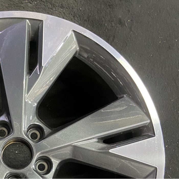 20" Q4 22 20x8 5 spoke silver dark gray Original OEM Wheel Rim - Close-Up Detail
