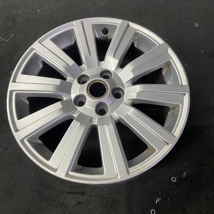 19" LR4 12-13 , 19x8 , 10 spoke Original OEM Wheel Rim - Close-Up Detail