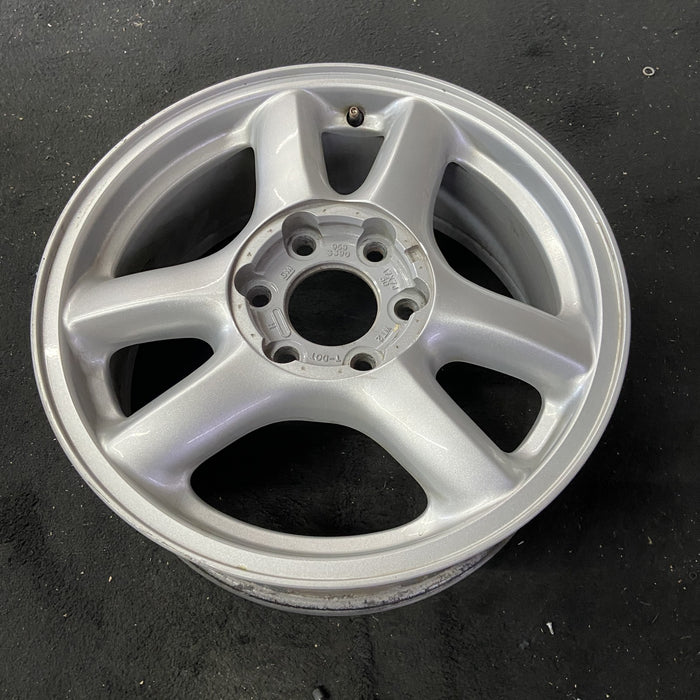 17" ENVOY 02-03 , aluminum, , Original OEM Wheel Rim - Close-Up Detail