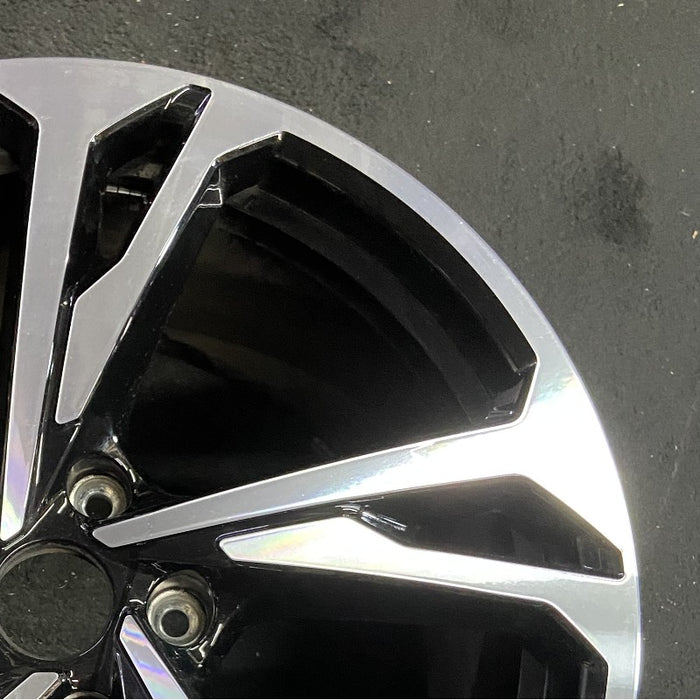 20" E-TRON GT 22-24 20x11 machined face with black pockets Original OEM Wheel - Close-Up Detail