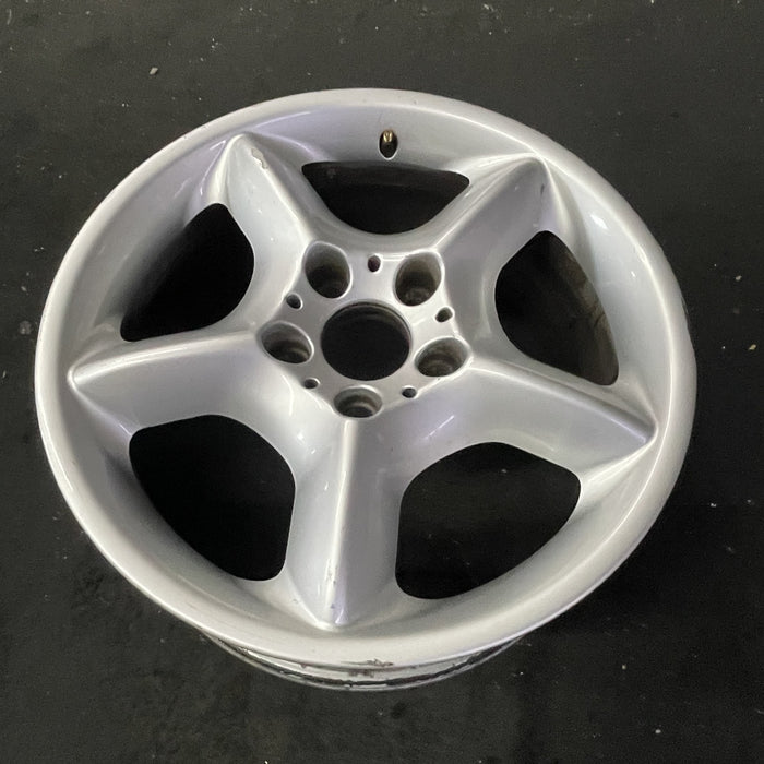 17" BMW X5 00 17x7.5 Original OEM Wheel Rim - Close-Up Detail