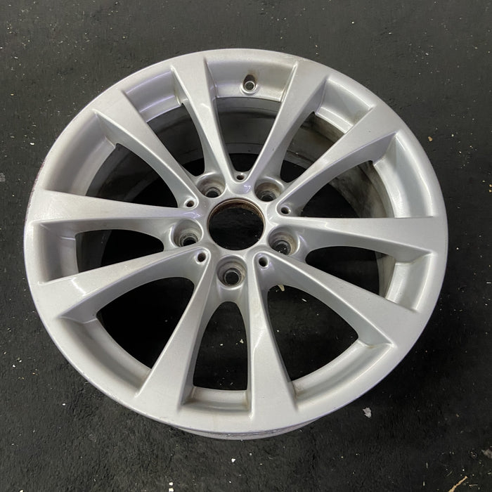 17" BMW 320i 12-13 , 17x7.5 , 5 spoke, V spoke, narrow spoke edge Original OEM - Close-Up Detail