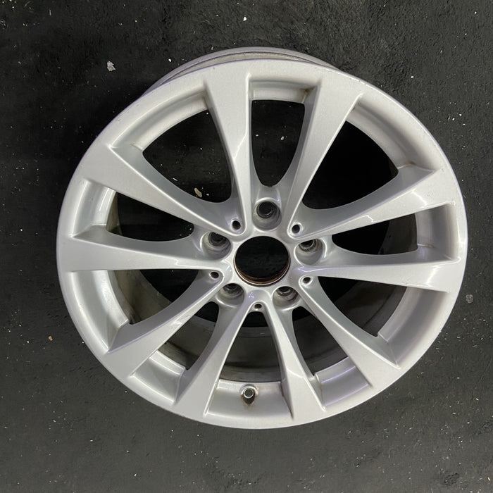 17" BMW 320i 12-13 , 17x7.5 , 5 spoke, V spoke, narrow spoke edge Original OEM - Close-Up Detail