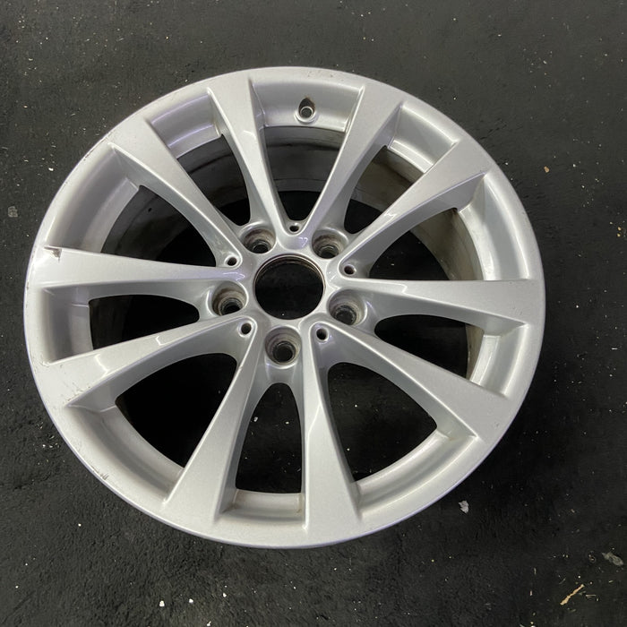 17" BMW 320i 12-13 , 17x7.5 , 5 spoke, V spoke, narrow spoke edge Original OEM - Close-Up Detail