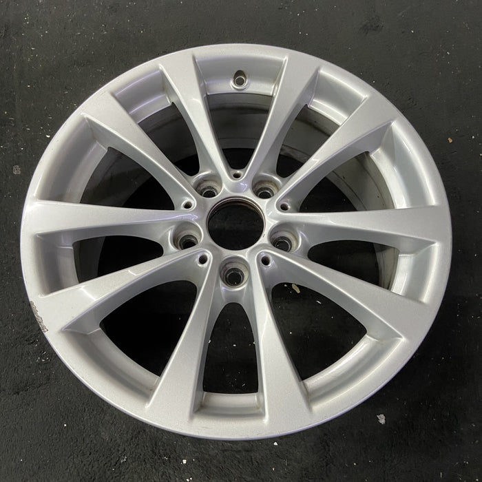 17" BMW 320i 12-13 , 17x7.5 , 5 spoke, V spoke, narrow spoke edge Original OEM - Close-Up Detail