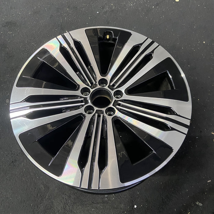 20" EQS-CLASS 22-25 297 Type, 20x8.5 , triple spoke Original OEM Wheel Rim - Close-Up Detail