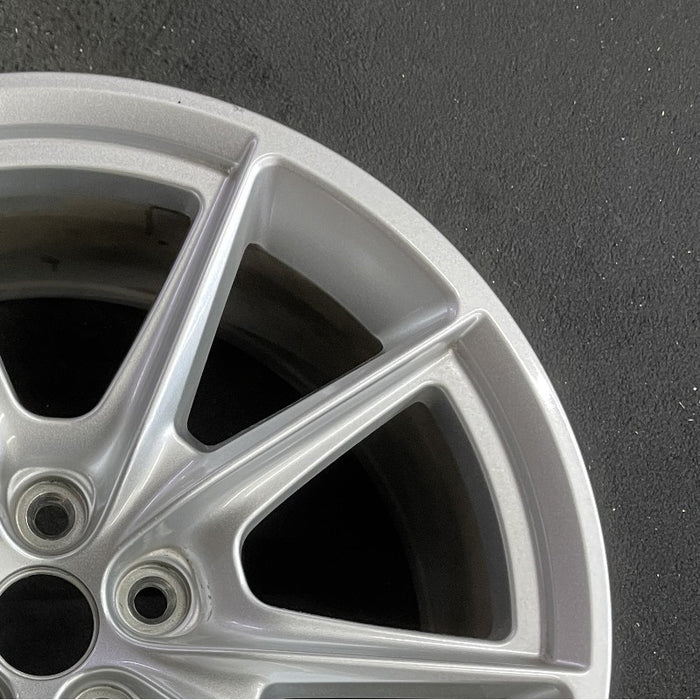 19" MUSTANG 24-25 19x8.5, , V spoke Original OEM Wheel Rim - Close-Up Detail