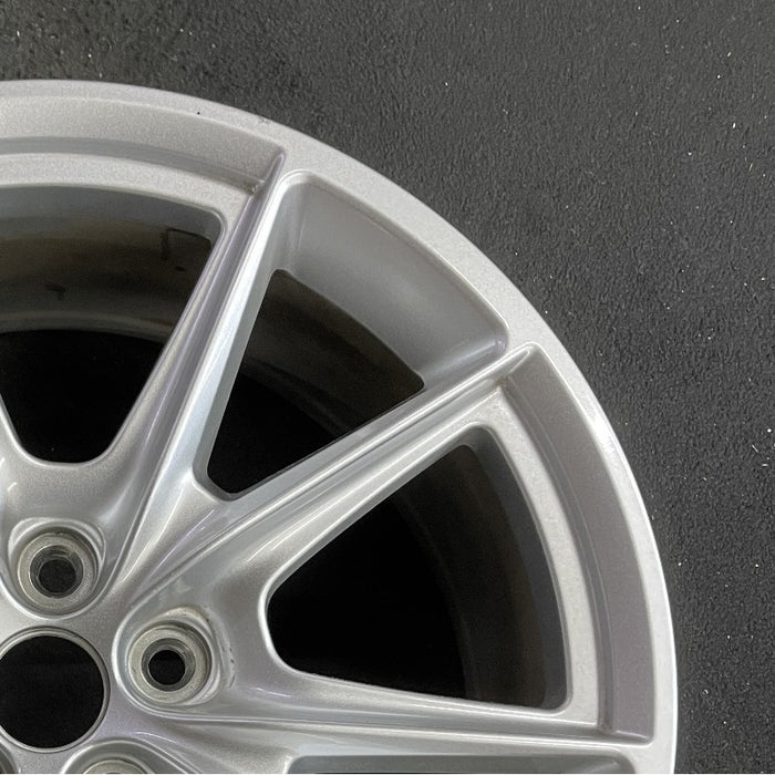 19" MUSTANG 24-25 19x8.5, , V spoke Original OEM Wheel Rim - Close-Up Detail
