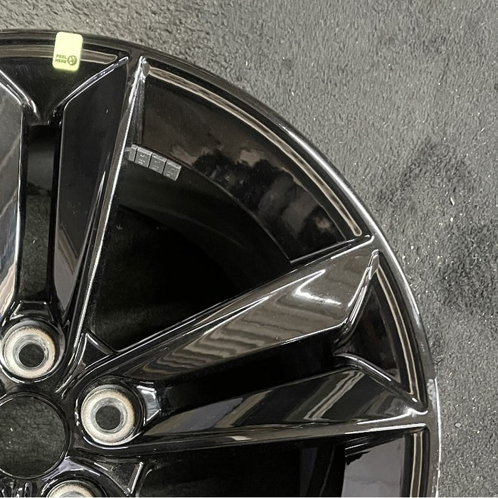 18" MUSTANG 24-25 18x8.5, Original OEM Wheel Rim - Close-Up Detail
