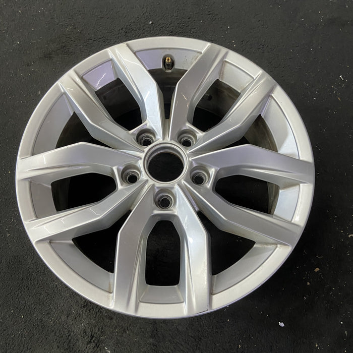 16" PASSAT 16-18 16x6.5 Original OEM Wheel Rim - Close-Up Detail