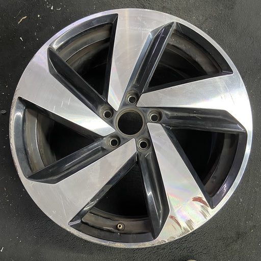 18" GOLF GTI 19-20 18x7.5 , , silver black, lug surround Original OEM Wheel Rim - Angle View