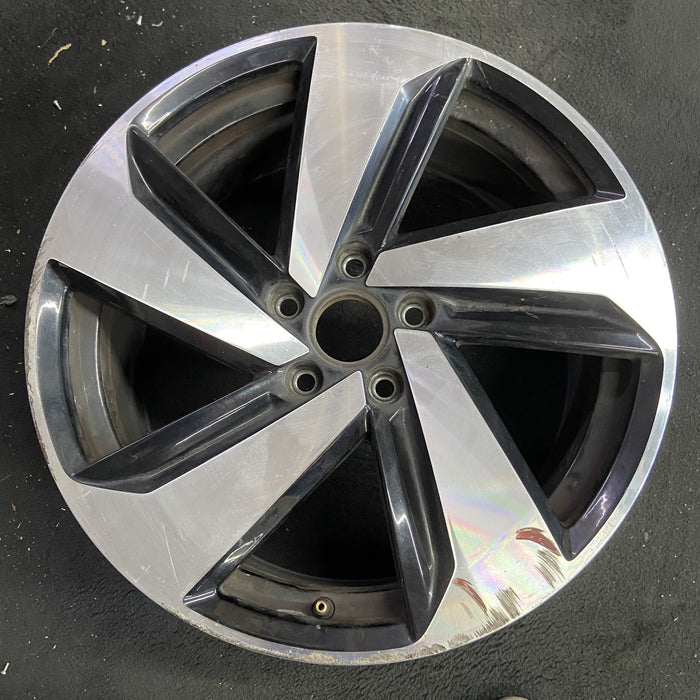 18" GOLF GTI 19-20 18x7.5 , , silver black, lug surround Original OEM Wheel Rim - Angle View