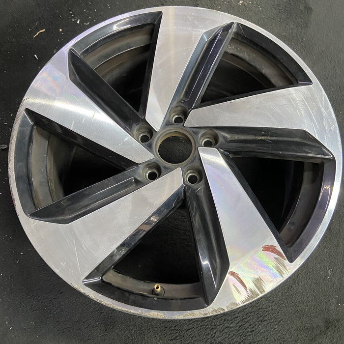 18" GOLF GTI 19-20 18x7.5 , , silver black, lug surround Original OEM Wheel Rim - Side Profile