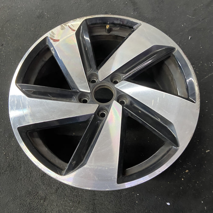 18" GOLF GTI 19-20 18x7.5 , , silver black, lug surround Original OEM Wheel Rim - Close-Up Detail
