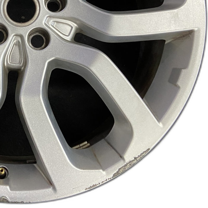 22" RANGE ROVER 13-17 alloy 22x9.5 10 spoke 5 split spoke Original OEM Wheel Rim - Close-Up Detail