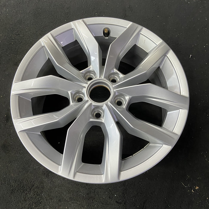 16" PASSAT 16-18 16x6.5 Original OEM Wheel Rim - Close-Up Detail
