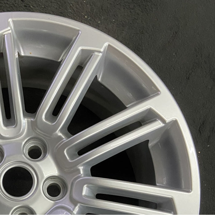20" LR4 10-13 alloy 20x8.5 10 split spoke silver sparkle Original OEM Wheel Rim - Close-Up Detail