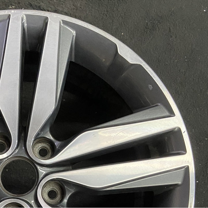 18" SOUL 14 alloy 18x7.5 5 split spoke Original OEM Wheel Rim - Close-Up Detail