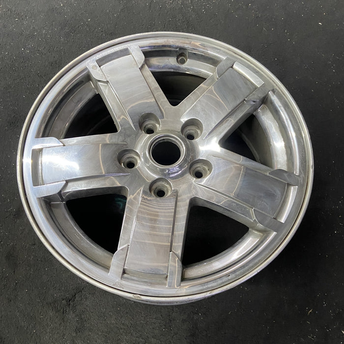 17" GRAND CHEROKEE 05 , Limited, chrome Original OEM Wheel Rim - Close-Up Detail