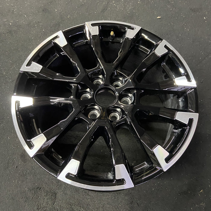 18" TRAVERSE 24 , 18x7.5, gloss black Original OEM Wheel Rim - Close-Up Detail