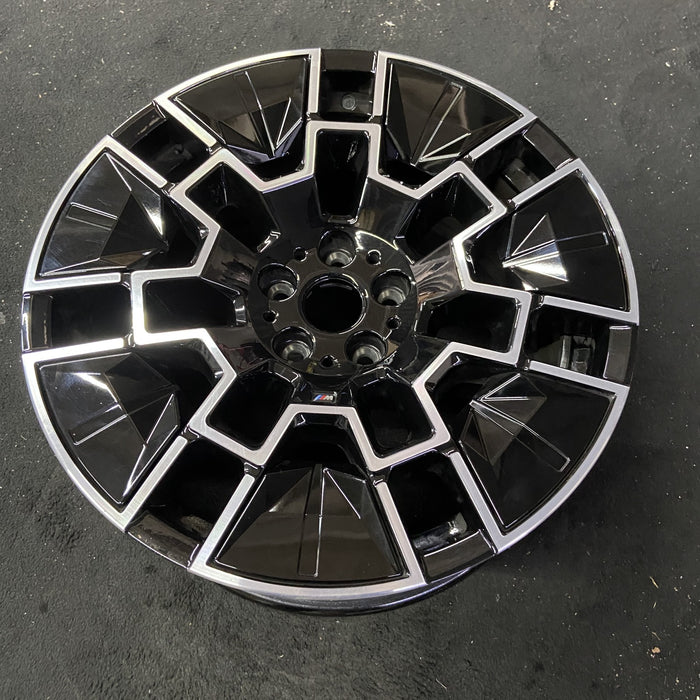 19" BMW 430i 25 19x9, 7 spoke Original OEM Wheel Rim - Close-Up Detail