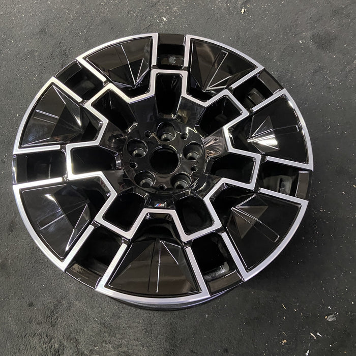 19" BMW 430i 25 19x8.5, 7 spoke Original OEM Wheel Rim - Close-Up Detail