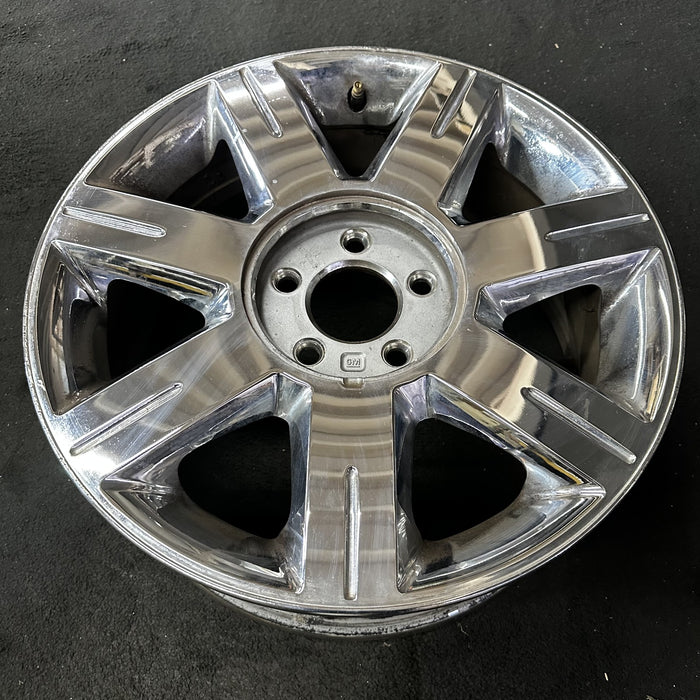 17" DTS 06 17x7, 7 spoke, chrome Original OEM Wheel Rim - Close-Up Detail