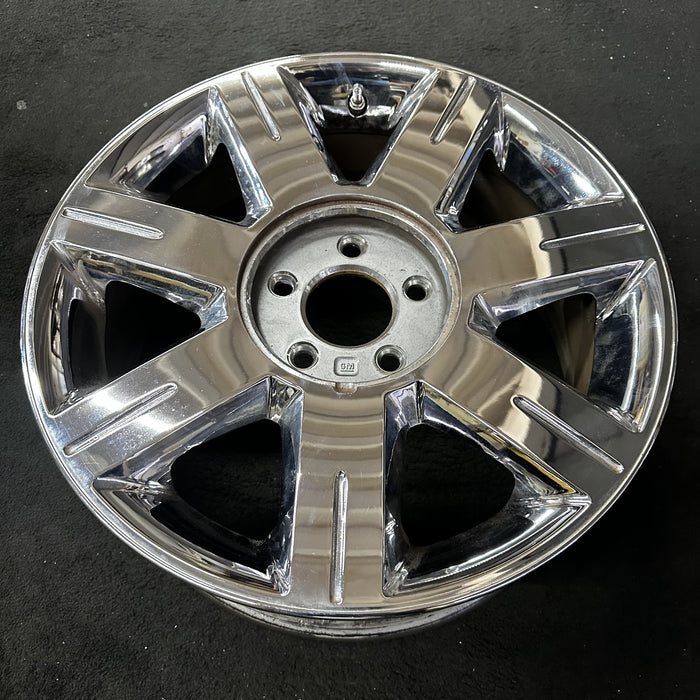 17" DTS 06 17x7, 7 spoke, chrome Original OEM Wheel Rim - Close-Up Detail