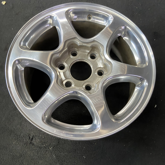 17" SIERRA 1500 PICKUP 01 17x7.5 , fully polished Original OEM Wheel Rim - Close-Up Detail