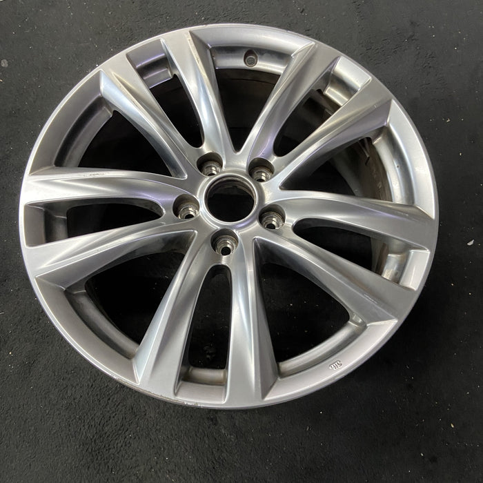 18" INFINITI Q70 15-19 18x8 , , SWB Original OEM Wheel Rim - Close-Up Detail