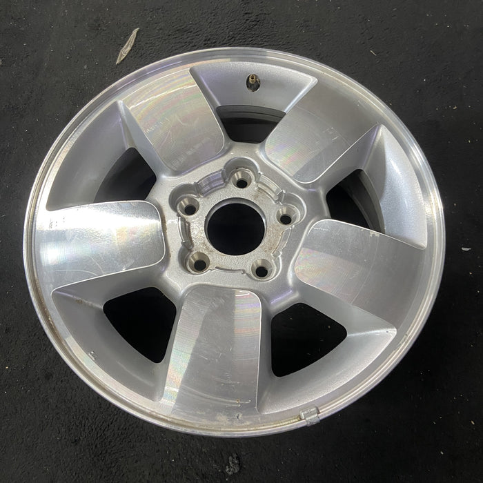 17" GRAND CHEROKEE 01 aluminum, 17x7.5, 5 spoke Original OEM Wheel Rim - Close-Up Detail