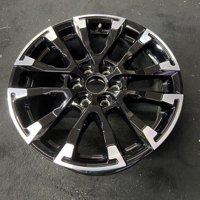 18" TRAVERSE 24 , 18x7.5, gloss black Original OEM Wheel Rim - Close-Up Detail
