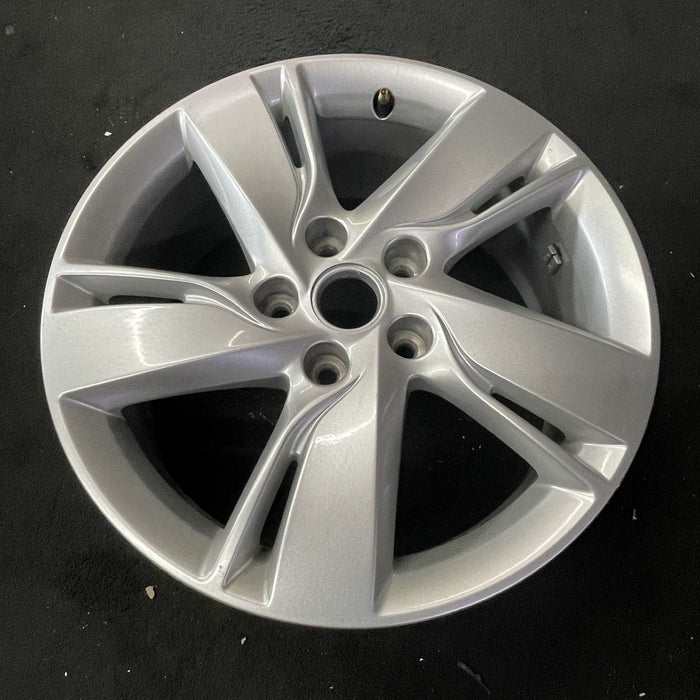 17" CRUZE 14-15 17x7, 5 split spoke Original OEM Wheel Rim - Close-Up Detail