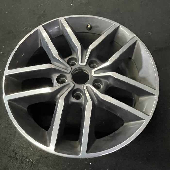 18" GRAND CHEROKEE 17 18x8, aluminum, w/o 75th Anniversary package; polished - Close-Up Detail