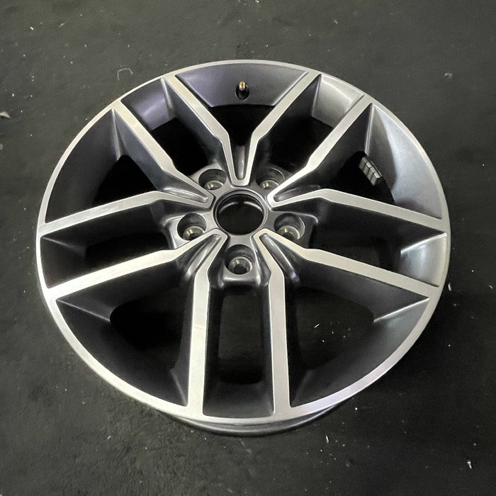 18" GRAND CHEROKEE 17 18x8, aluminum, w/o 75th Anniversary package; polished - Close-Up Detail